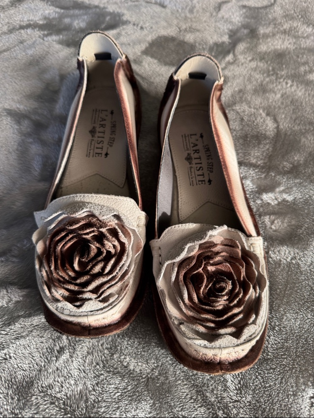 L'ATISTE Women's Cream and Brown Rose Applique Loafers